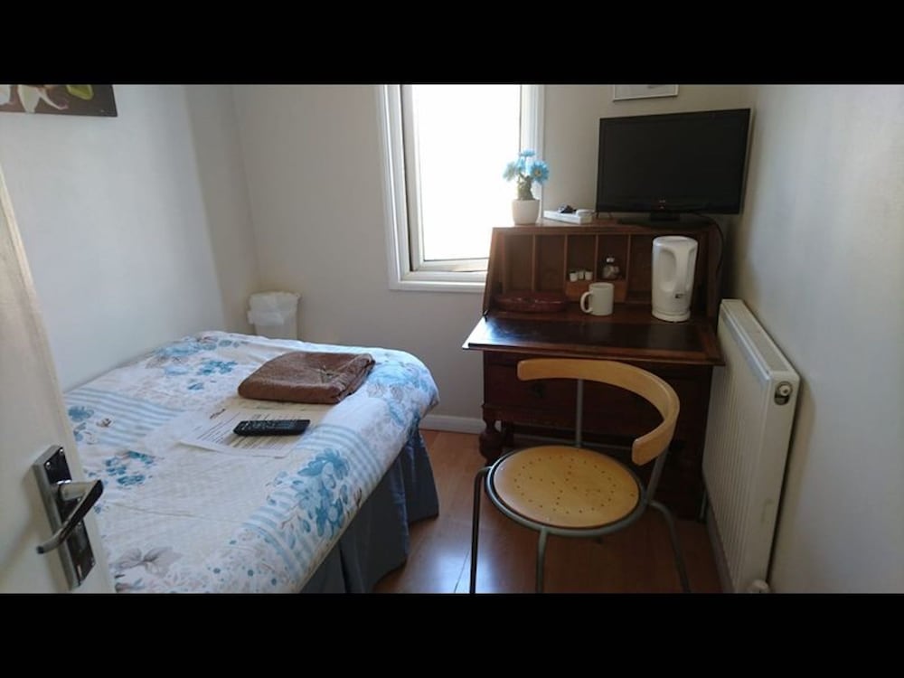 Hayes Vacations - Room in Guest Room - Tiny Single Shared Bathroom Room Ssbyr - Property Image 8