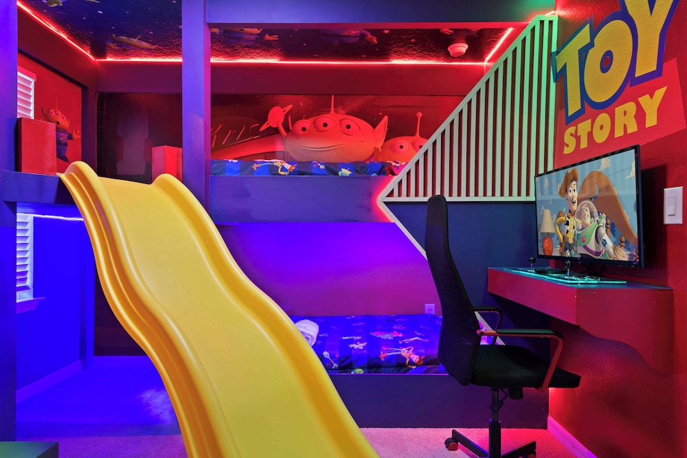 Luxurious Windsor Cay Villa Private Pool, Epic Game Room & Minutes to Disney!