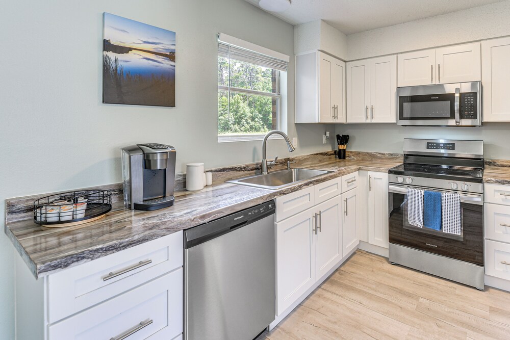 2 Mi to State Park: Dog-friendly Niceville Home