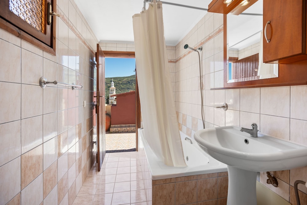 Countryside Apartment 2 With Shared Swimming Pool