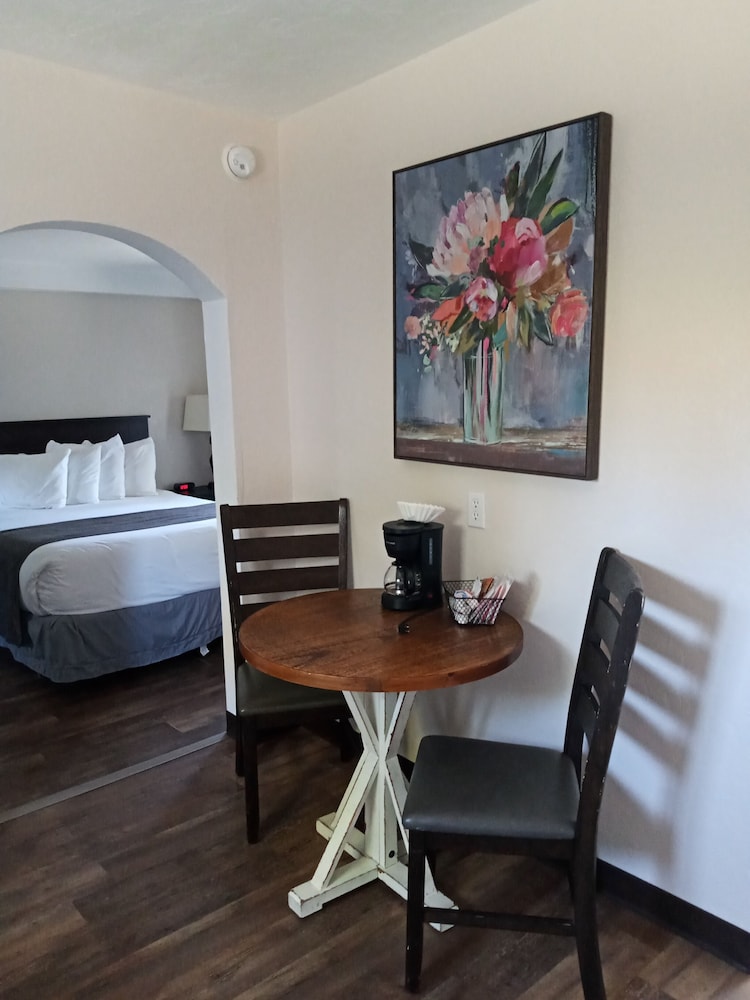 Lamplighter Cabins & Suites