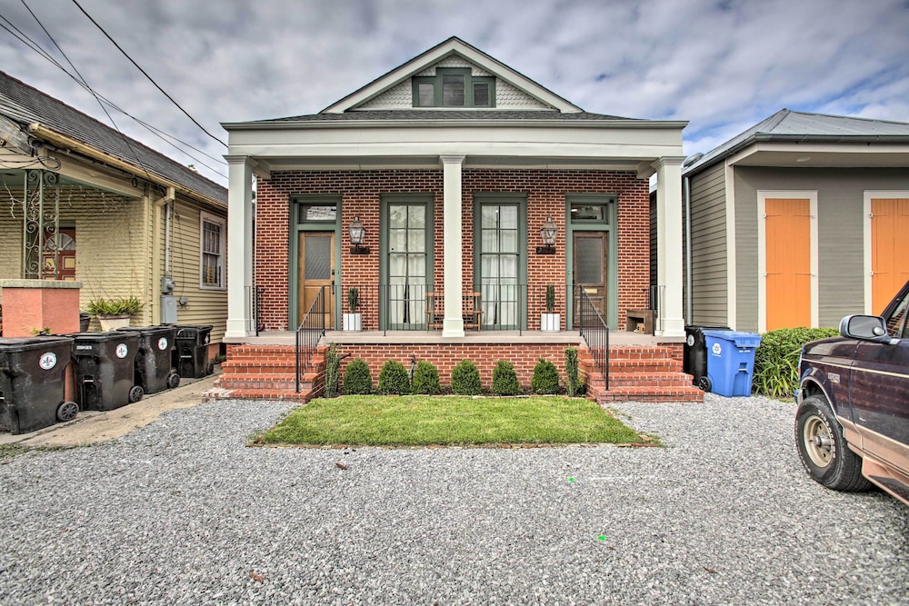 Chic New Orleans Gem w/ Deck: Walk to Cafes!