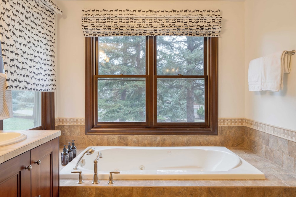 Cozy Edwards Retreat w/ Fireplace, Near Ski Resort Osprey Nest by Avantstay