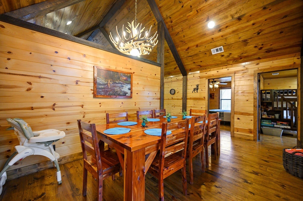 Whitetail Retreat Cabin for 13!