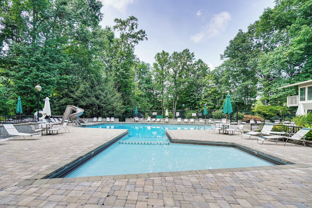 Ski, Hike & Explore: Mtn-view Haven in Gatlinburg!