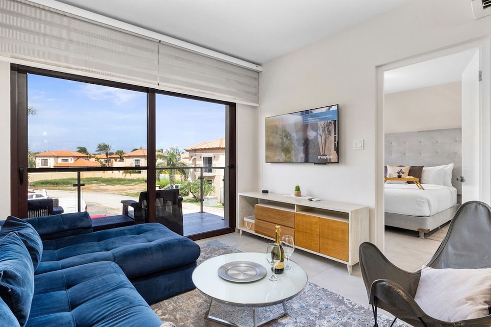 NEW Modern 1BR 1BA Gold Coast Pool GYM Tennis