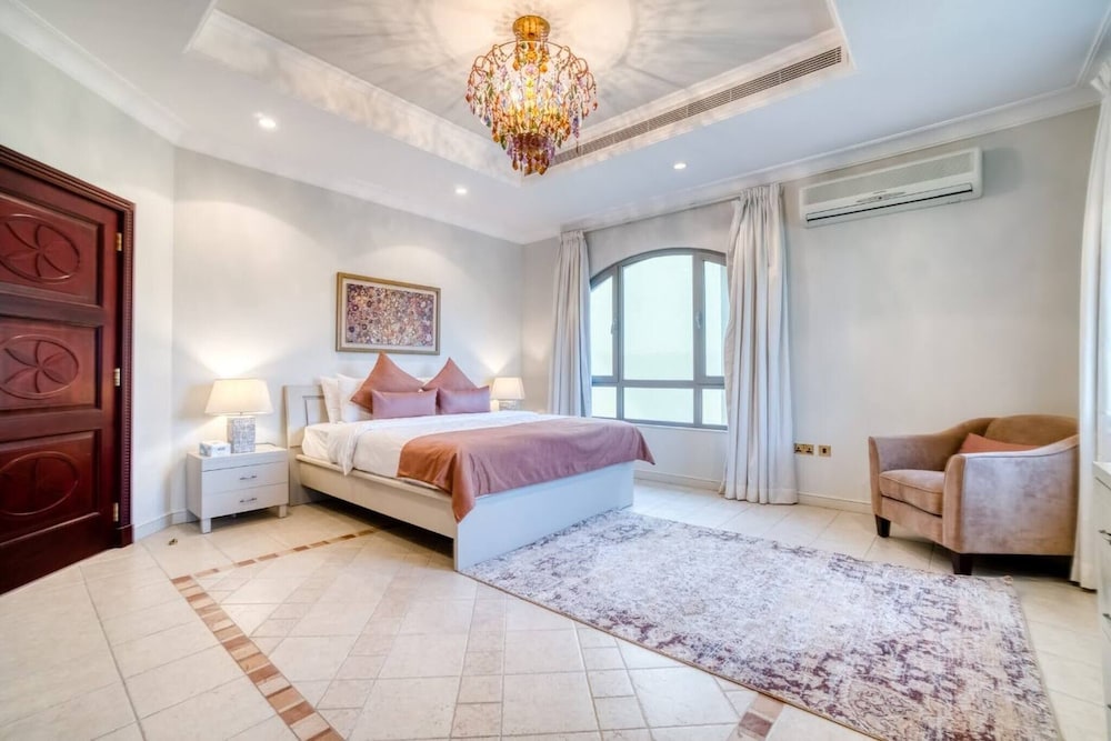 Private 5 Bedrooms Villa With Pool