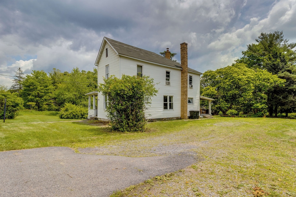 Pet-friendly Smithmill Retreat w/ Yard!