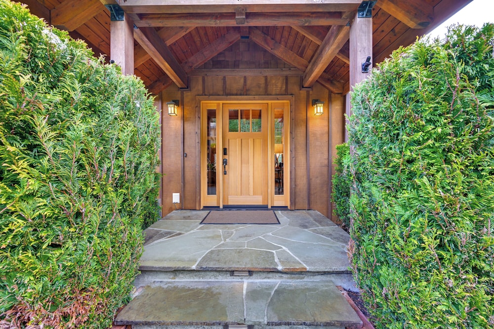 Gorgeous Home w/ Mt Rainier Views: 4 Mi to Poulsbo
