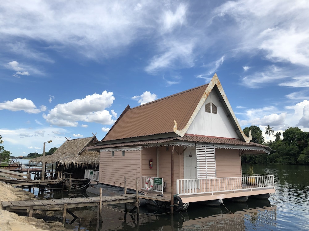 Hotel Bamboo House Kanchanaburi - Image 1