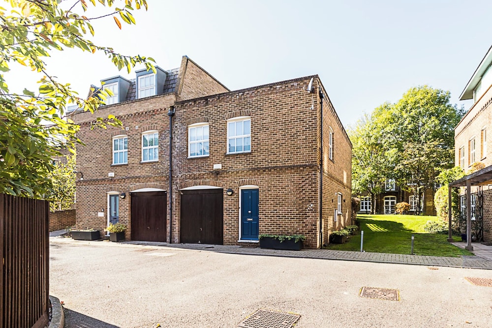 Sleek and Contemporary House in Battersea