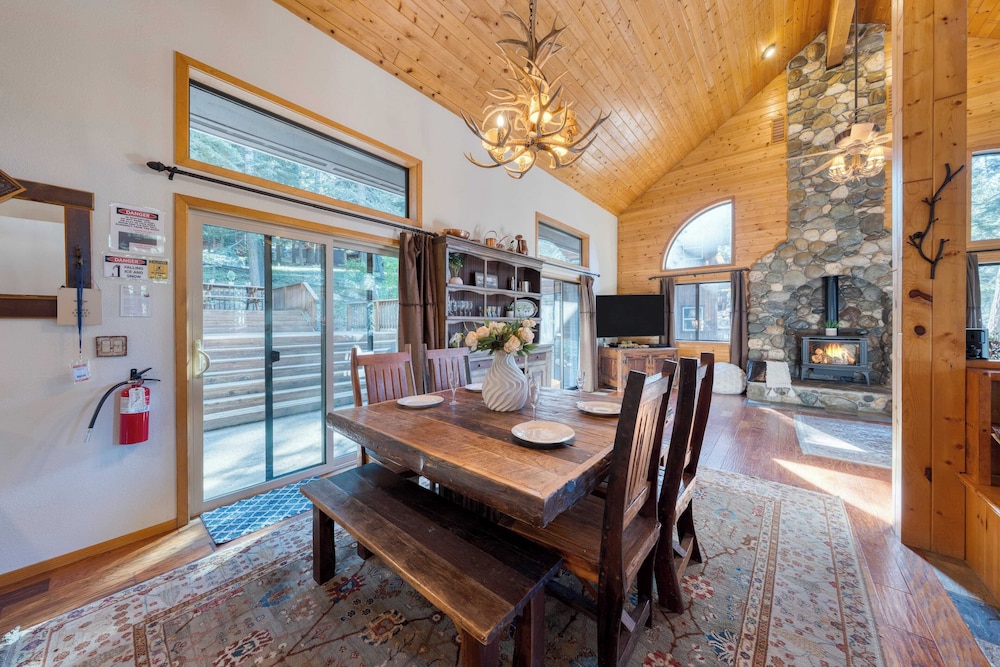 Cozy Escape w/ Hot Tub + Deck & Access to Tahoe Donner & Skiing Alpenglow Chalet by Avantstay