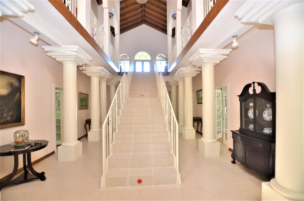 Summerhill, 8BR by Jamaican Treasures