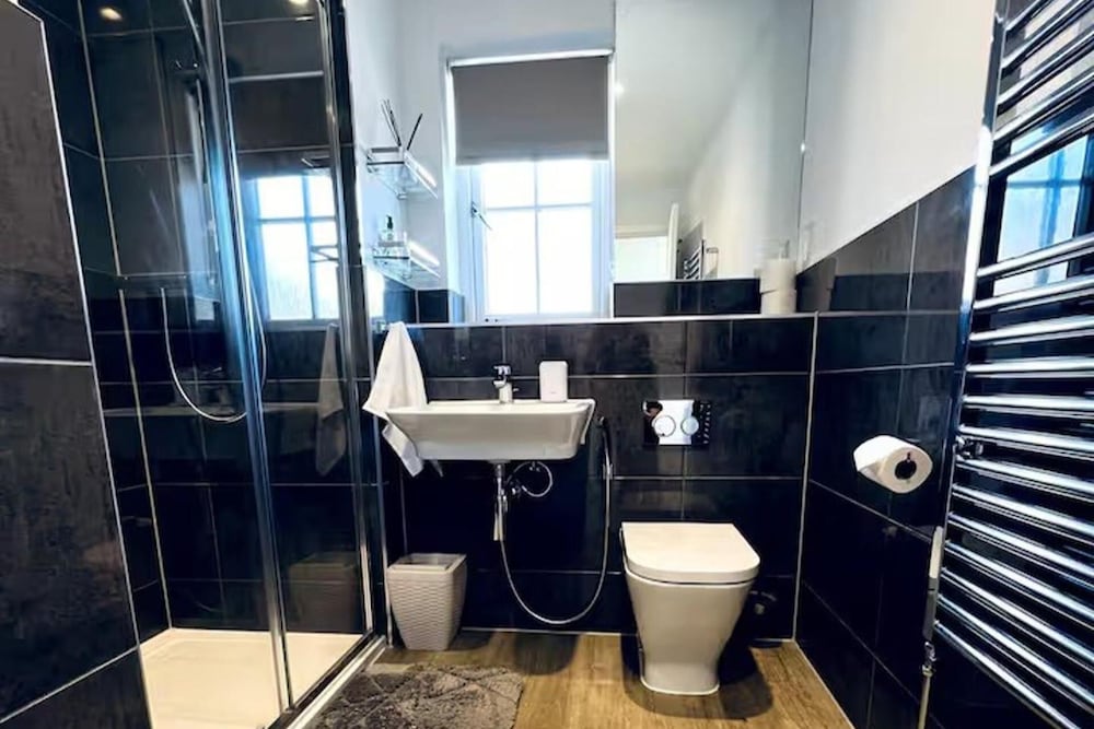Horley Hideaway - 4 Bedroom House- Sleeps 7