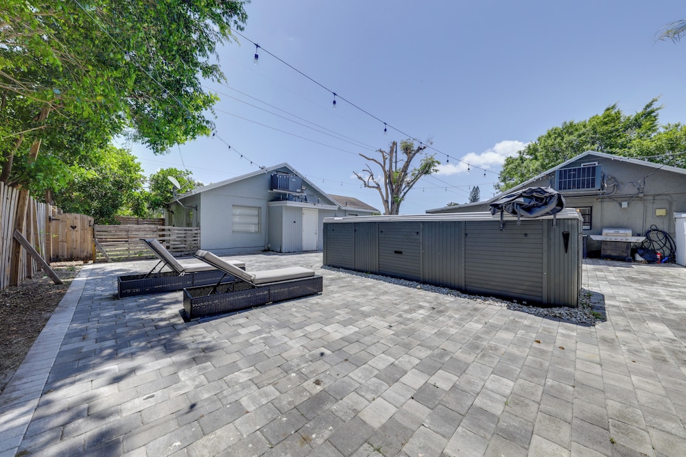 Patio & Heated Swim Spa Access: Home in Hollywood