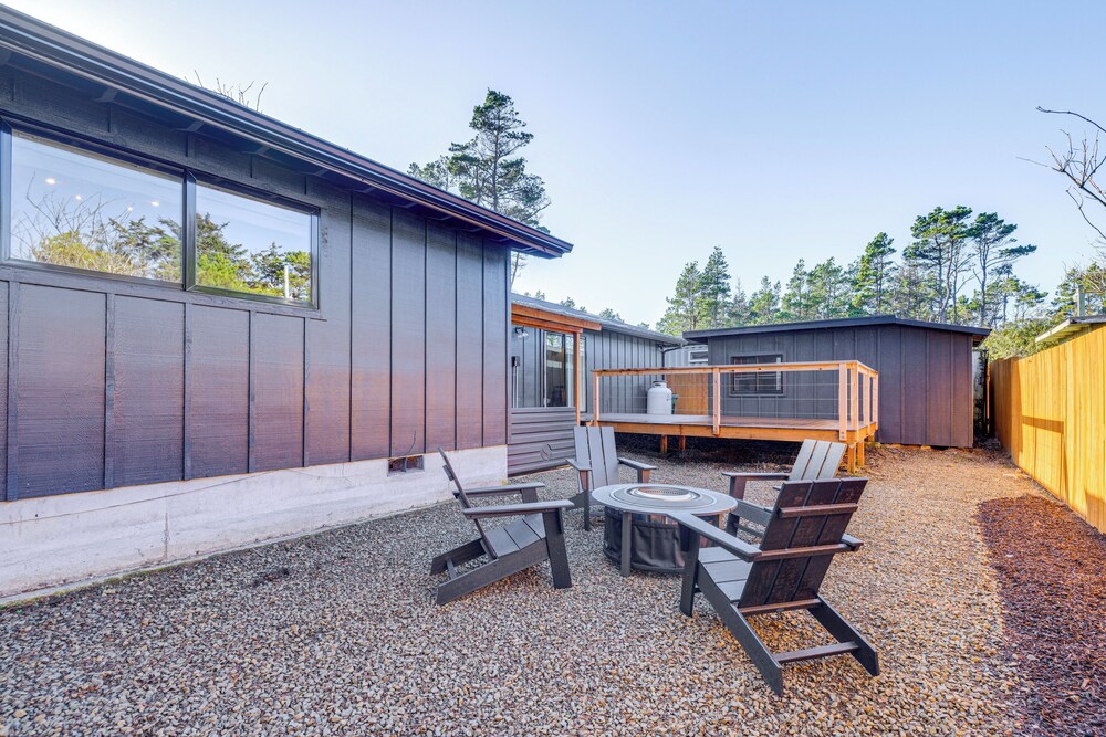 Modern Oregon Cottage w/ Hot Tub: Walk to Beach!