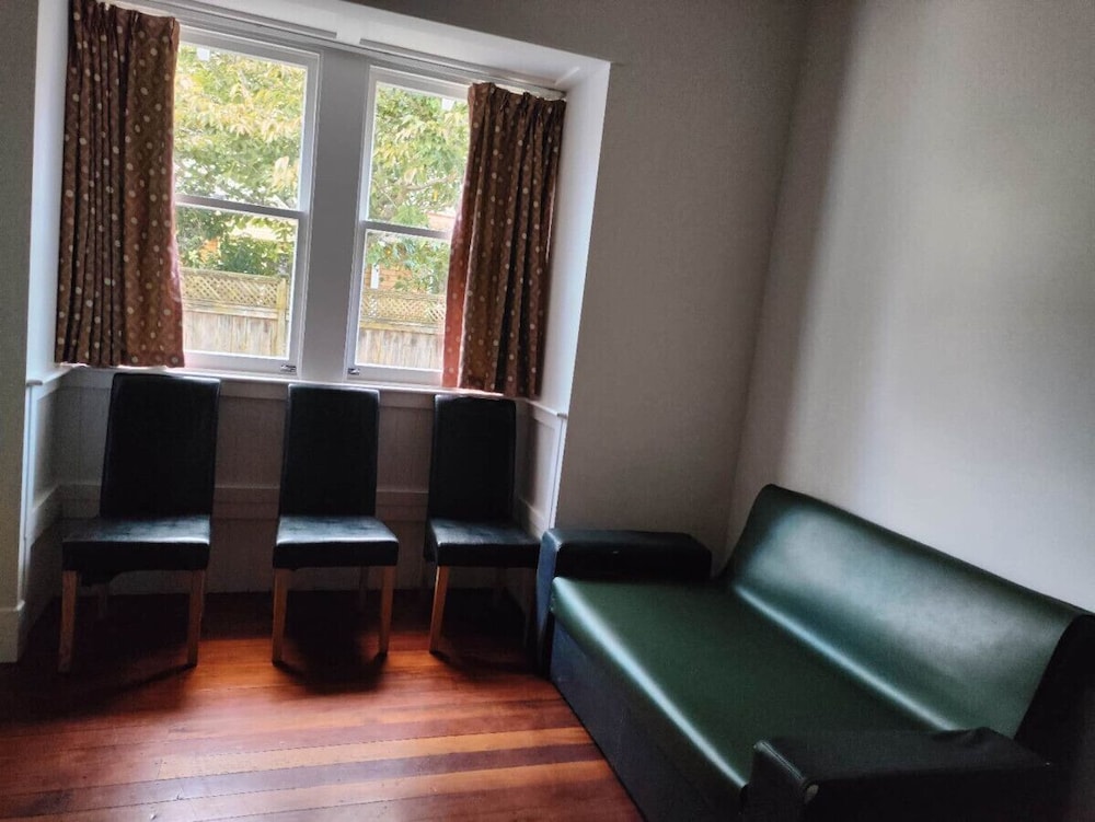 5 Bedroom House 7 Rangiatea Road