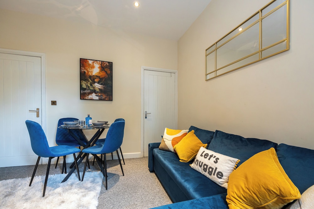 Cosy 4 Bed Townhouse Near Keele University and Royal Stoke Hospital