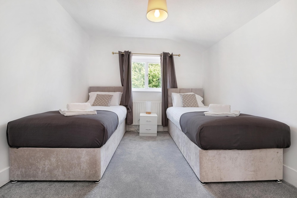 Heathrow Living Stanwell Serviced House