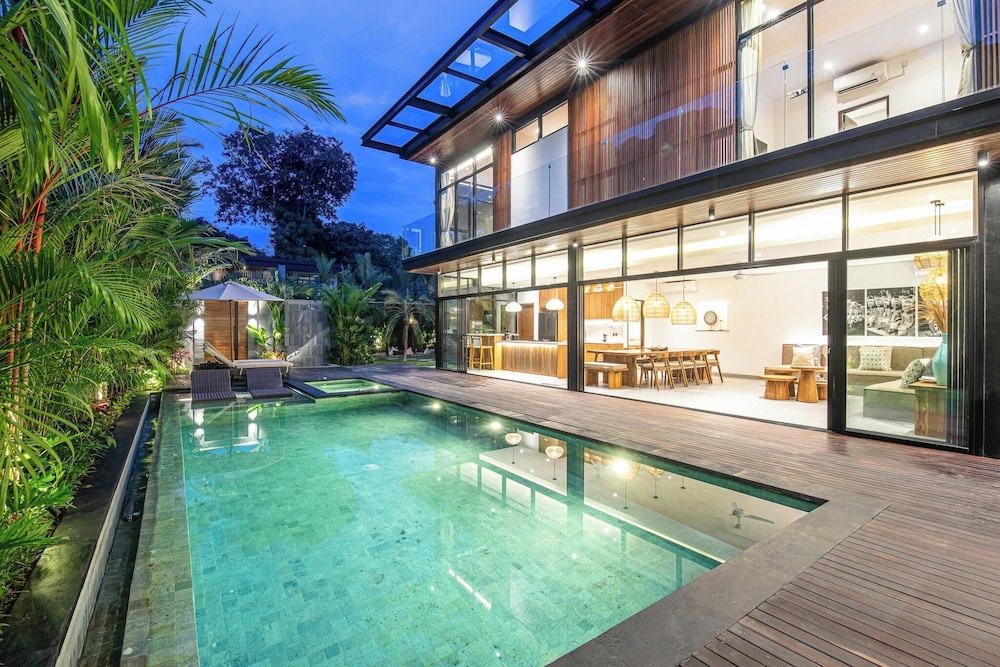 Elegant 6BR Canggu Villa Steps From the Ocean