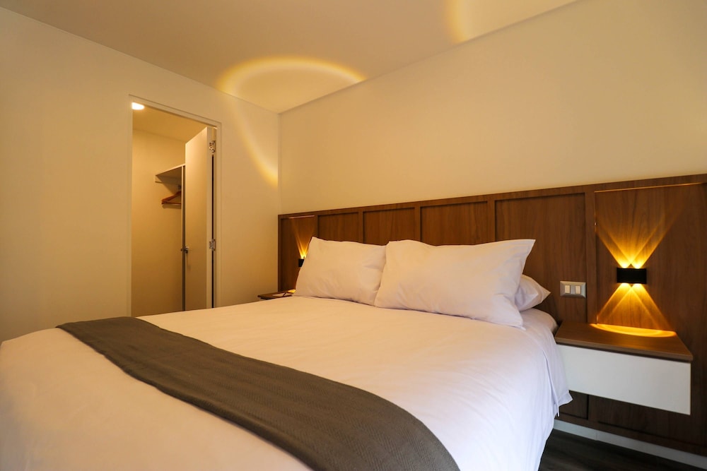w Radiant 1BR With Modern Balcony in San Isidro