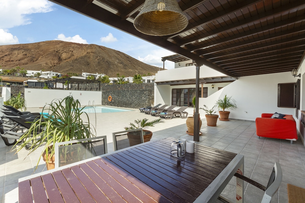 Under The Volcano In Playa Blanca en Yaiza — balance & terrace