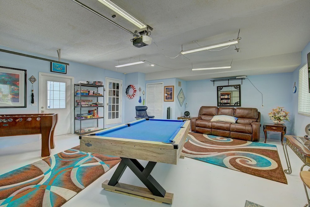 Spacious 4 3 Retreat- Heated Pool-playroom