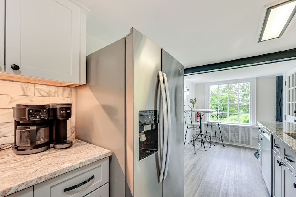 Cottage-chic Retreat < 1 Mi to Connecticut River!