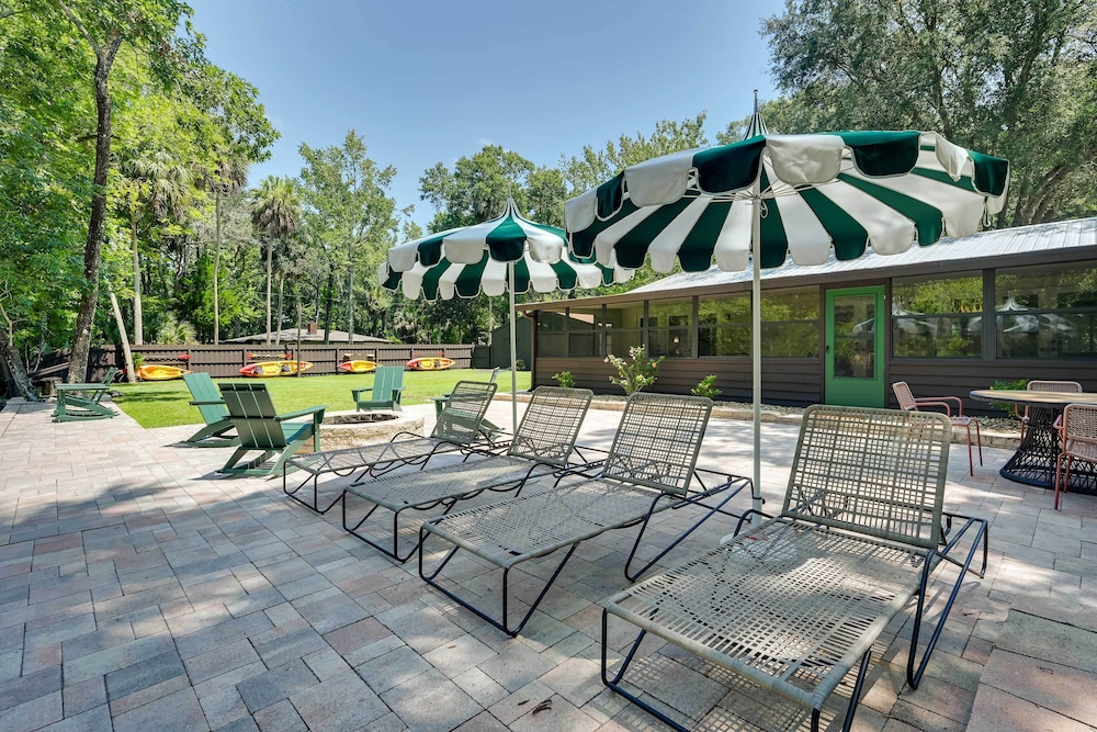 'chateau Relaxo' Homosassa Riverfront Cottage!