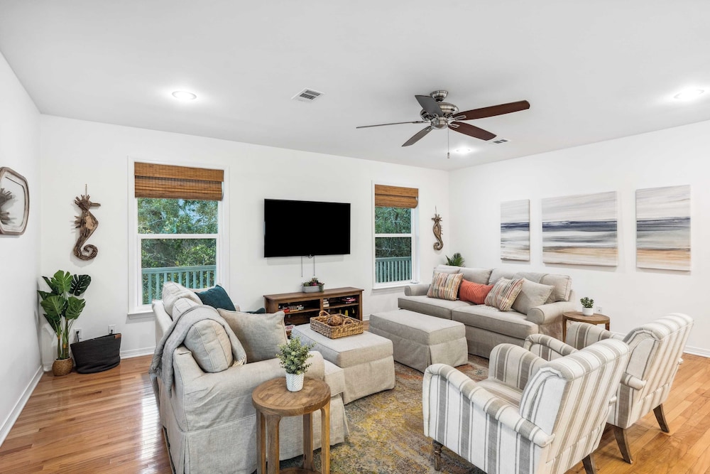 Dolphin Days by Avantstay Pool, 0.2mi to Beach!