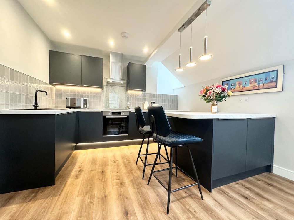 Cottage - Sleeps 2 - Pet Friendly - Parking