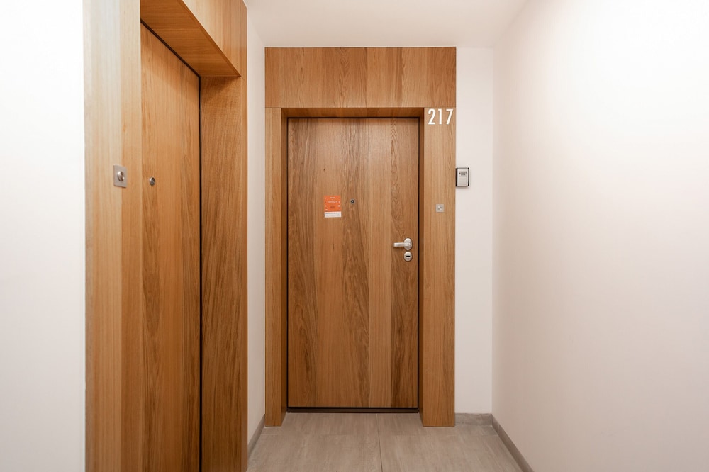 Rondo Wiatraczna Warsaw by Renters view 4