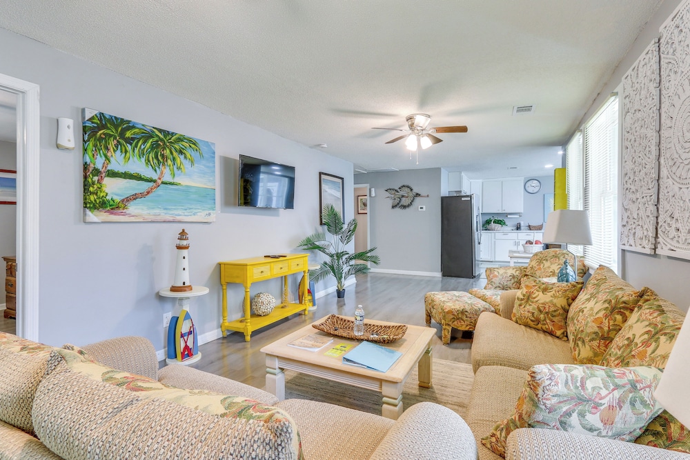 Beachy Home in Heart of Beaufort w/ Pool Access