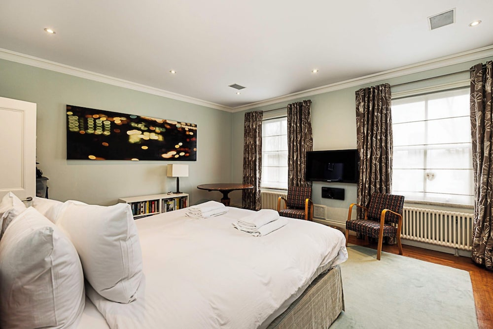 London Luxe Retreat: 5-bed Gem