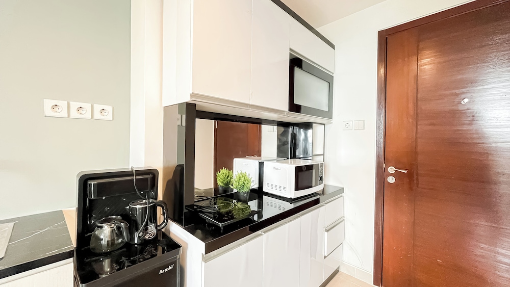 Modern And Tidy Studio Room At West Vista Apartment