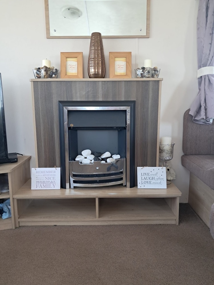 3 Bed Caravan - Sleeps 8 - Pets - Parking - Wifi