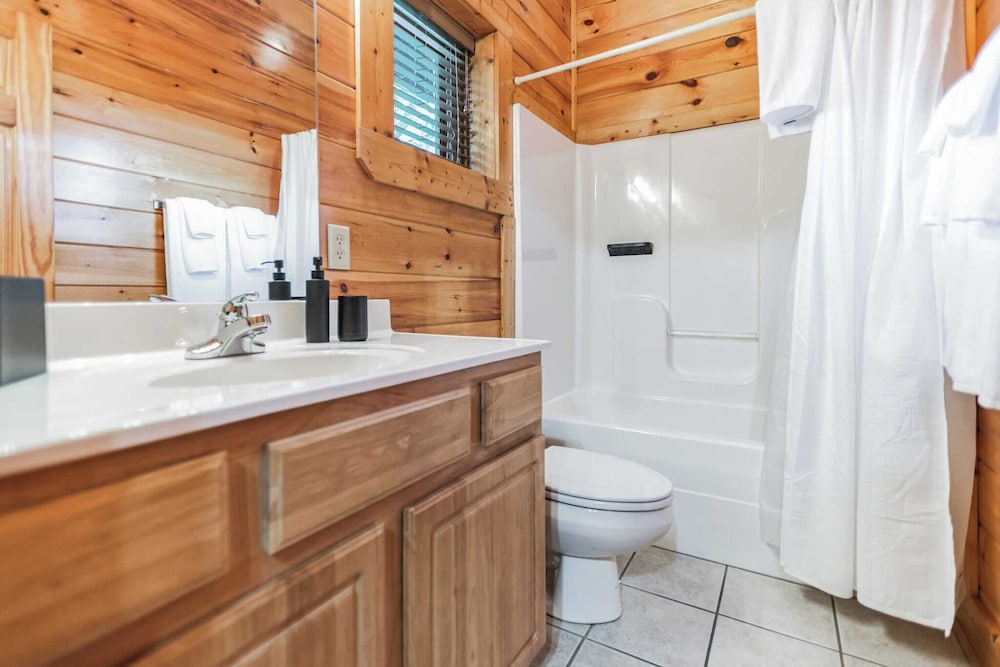 Resort Cabin w/ Hot Tub, Pool Table, Deck Views Summit View Way by Avantstay