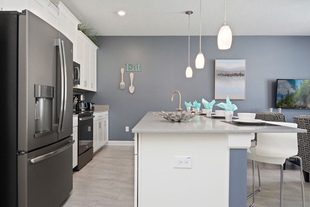 Four Bedroom Family Friendly w/ Screened Pool 4908