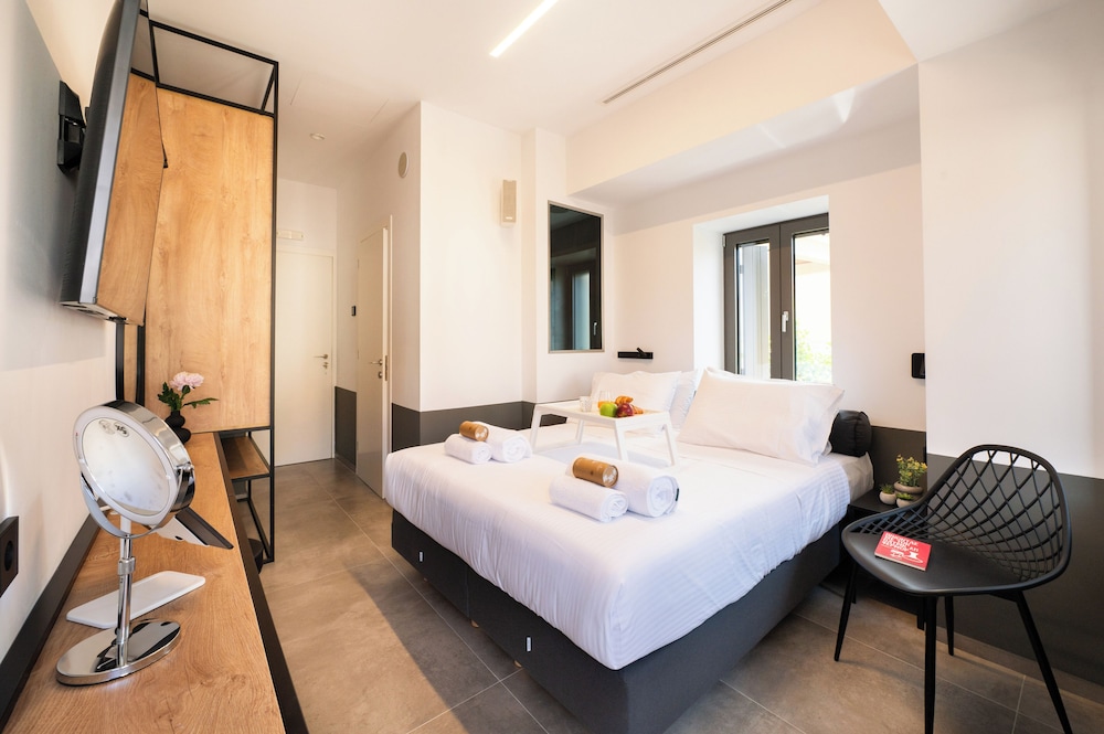 Cardamilia Suites