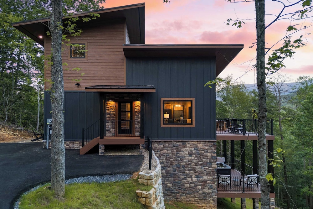 Luxe Cabin w/ Hot Tub, Views & Game Room Sleeps 10 Do Good Holler by Avantstay