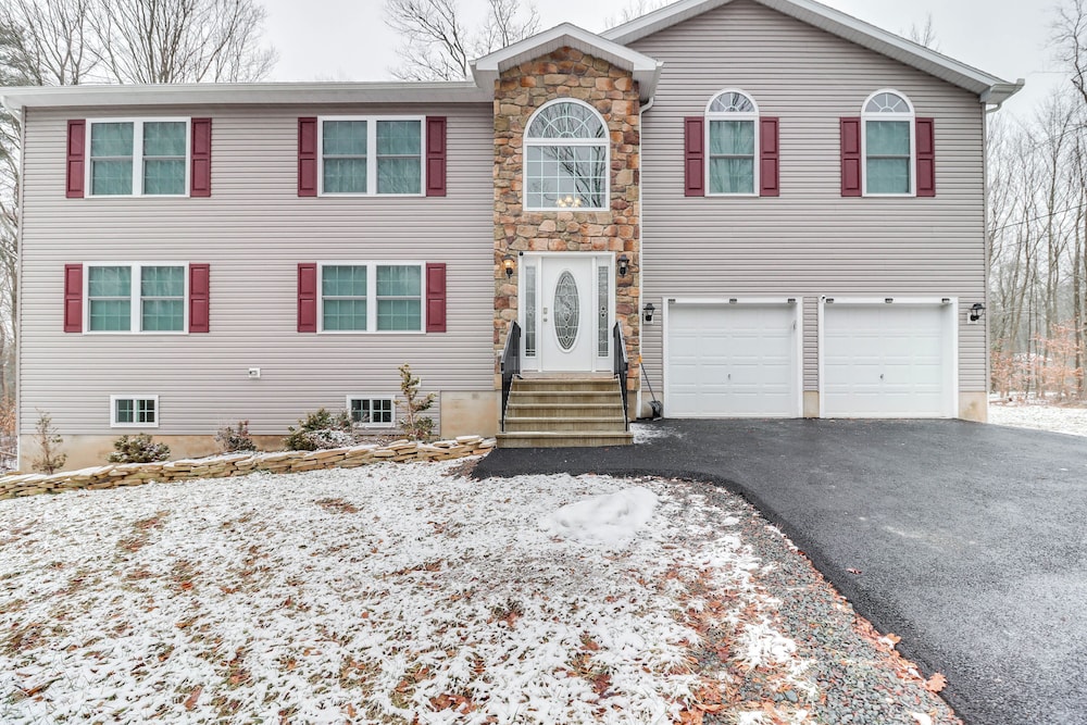 Walk to Beach: Family-friendly Arrowhead Lake Home - main view