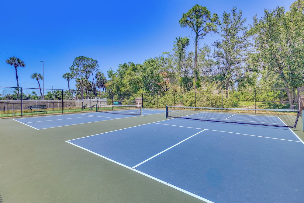 Swim, Fish & Play: Pet-friendly Gem in Fort Myers