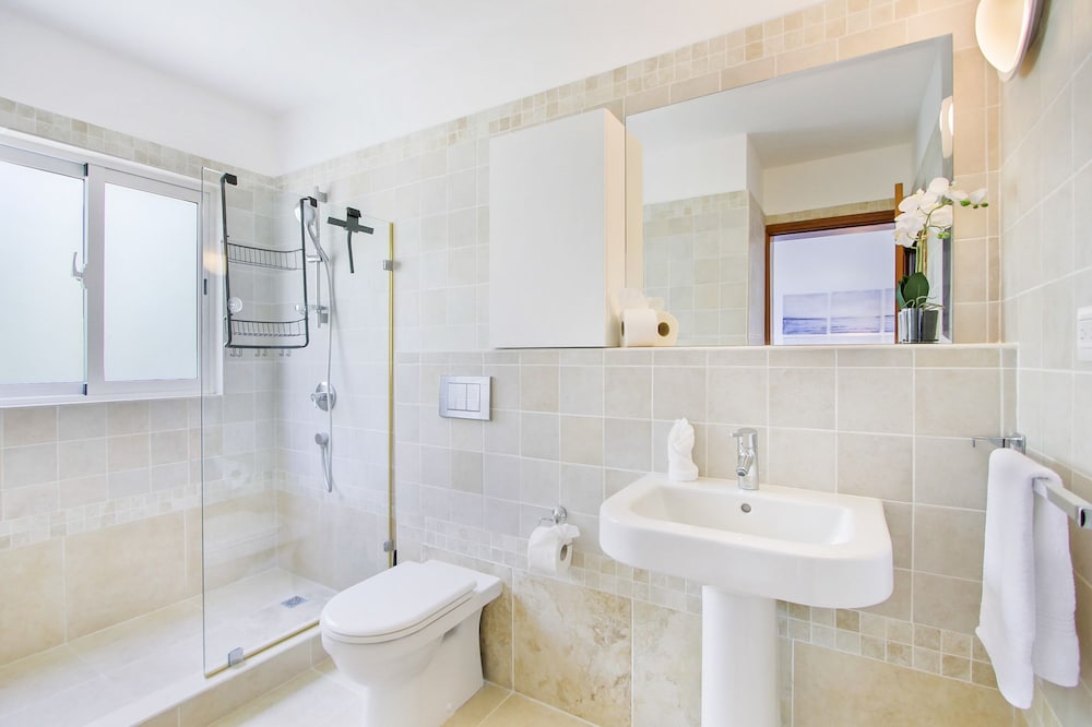 Luxury Golf Villa in Bavaro Cocotal Palma Real Pool Jacuzzi Staff