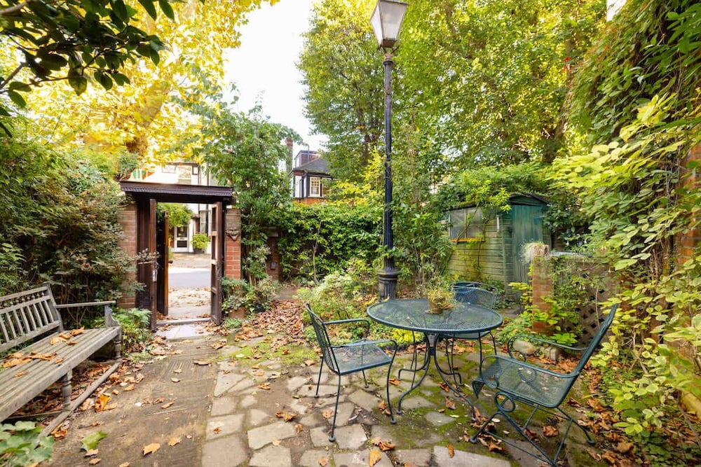 The Abinger Place - Inviting 2bdr House With Study Room & Garden