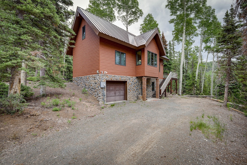 Beaver Vacations - Cozy Cabin w/ Deck  Fireplace in Beaver! - Property Image 1