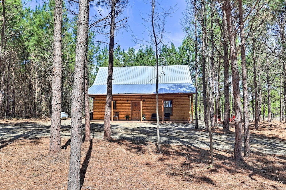 'the Breeze' - Broken Bow Cabin w/ Hot Tub & Deck! view 4