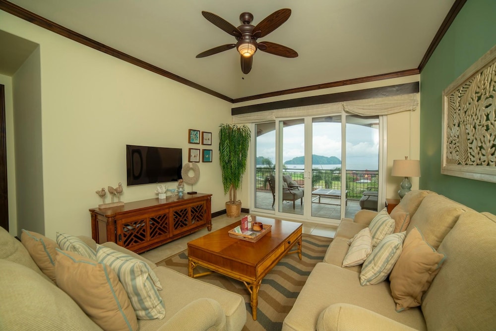 Altavista 5D 3 Bdr 2 bth Ocean View Condo
