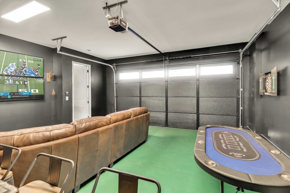 2 Hot Tubs Karaoke Game Room Downtown Nashville