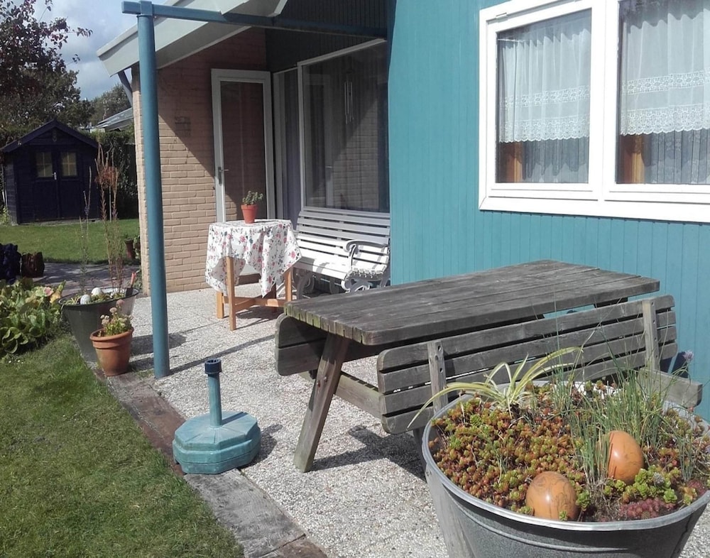 Nice Bungalow With a Sunny Garden