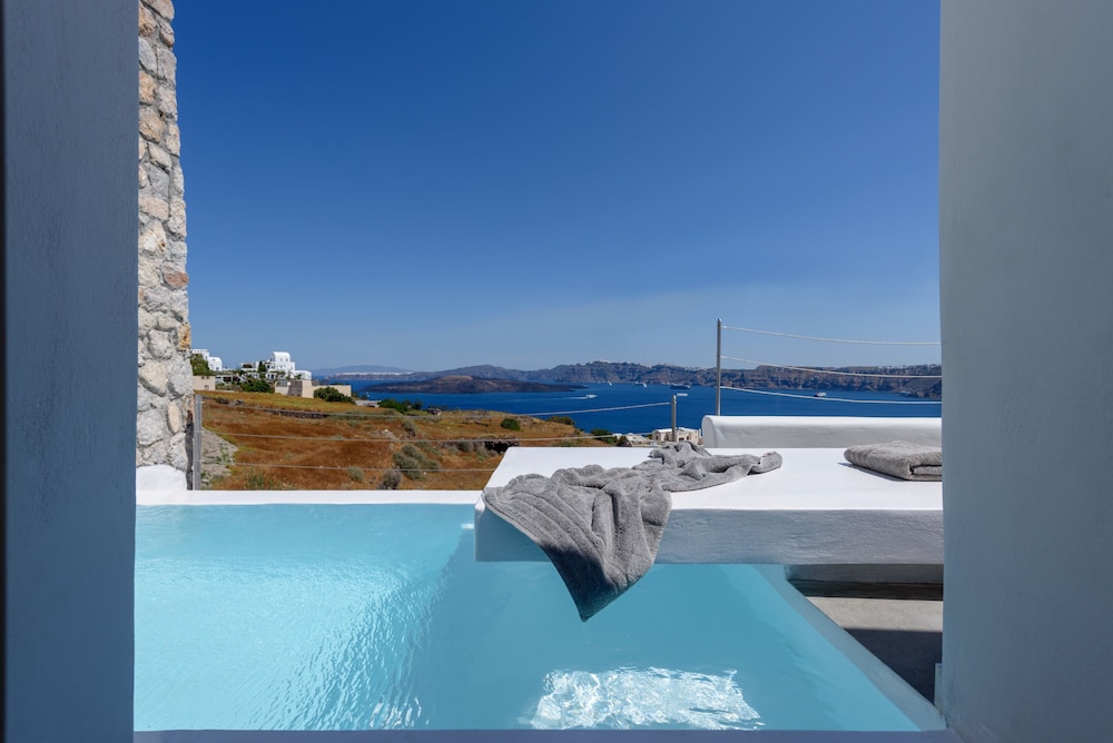 Earino Suites & Villas